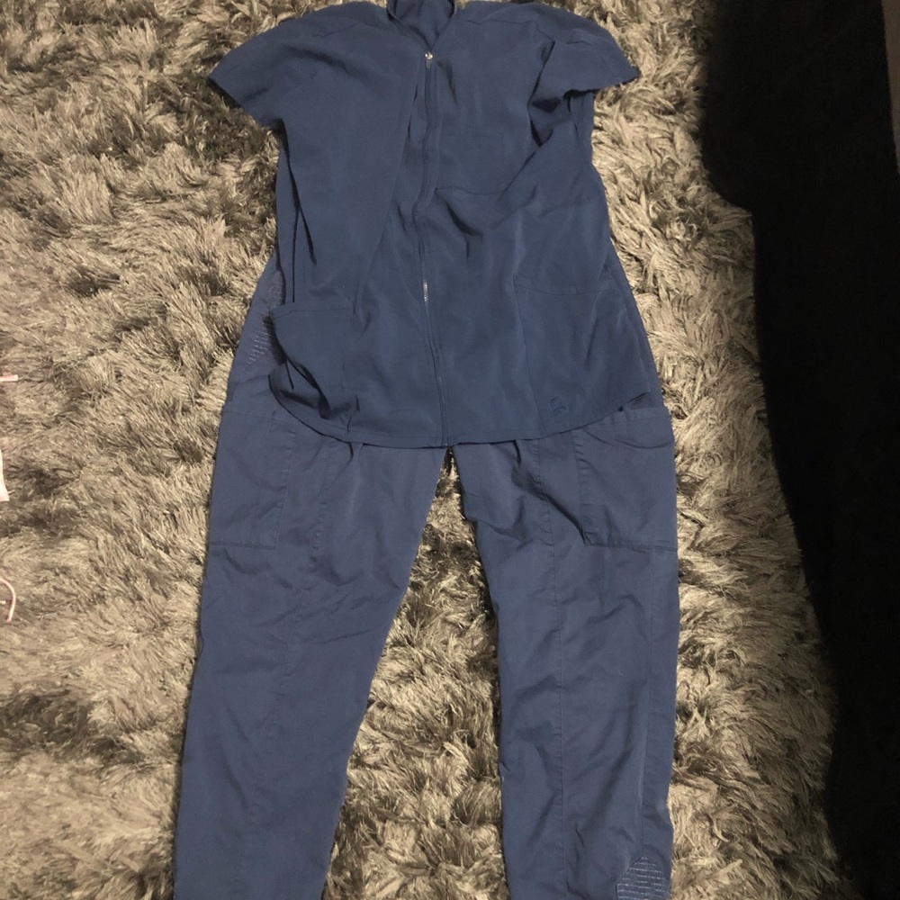 Jaanuu scrub set reg $95